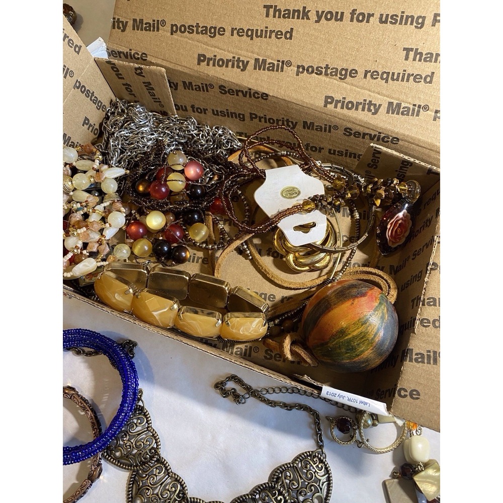 MIXED COSTUME JEWELRY LOT #8 SMALL FLAT RATE BOX 2lb4oz Wearable NOT Junk Craft - Picture 9 of 12